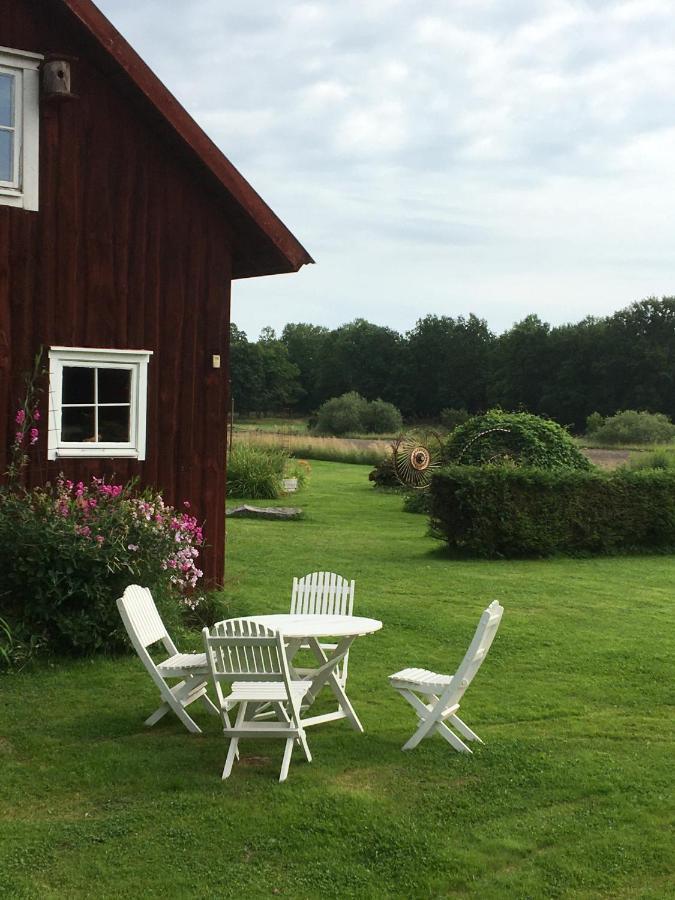 Liten Stuga Mitt I Naturen Pa Kinnekulle Hallekis Exterior photo
