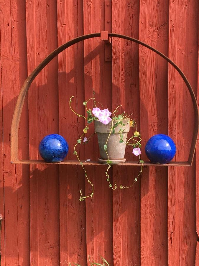 Liten Stuga Mitt I Naturen Pa Kinnekulle Hallekis Exterior photo