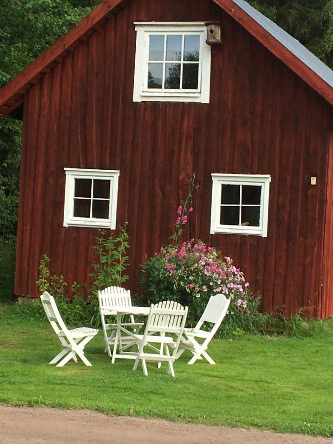 Liten Stuga Mitt I Naturen Pa Kinnekulle Hallekis Exterior photo