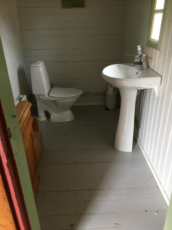 Liten Stuga Mitt I Naturen Pa Kinnekulle Hallekis Exterior photo