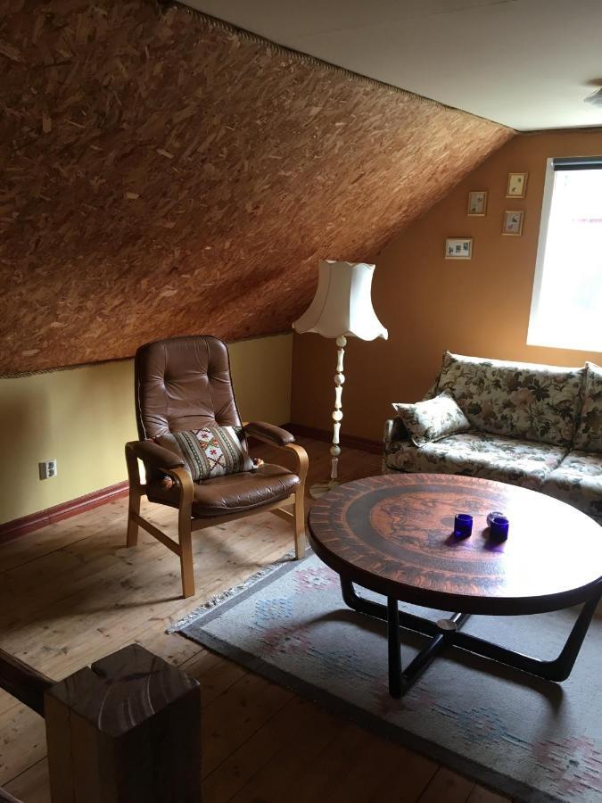 Liten Stuga Mitt I Naturen Pa Kinnekulle Hallekis Exterior photo
